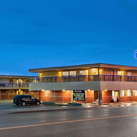 Travelodge By Wyndham Dawson Creek Exterior photo