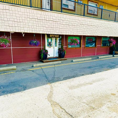 Travelodge By Wyndham Dawson Creek Exterior photo