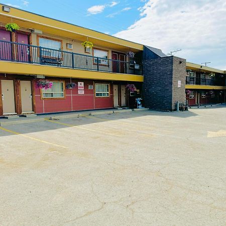 Travelodge By Wyndham Dawson Creek Exterior photo